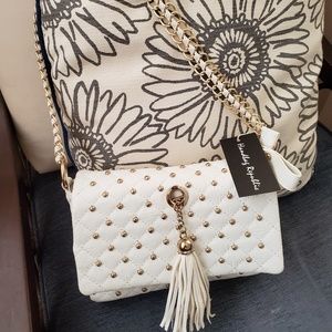 🛍NWT//White Quilted Gold Studded Shoulder Handbag